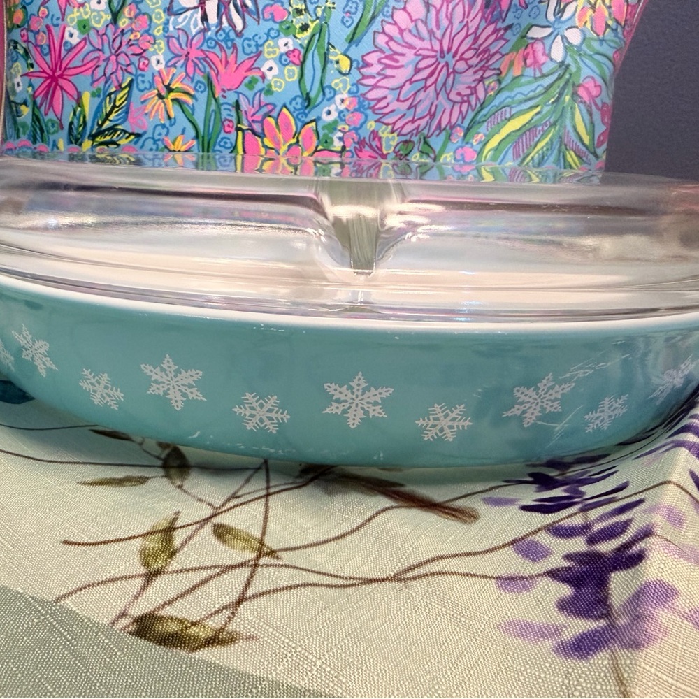 Pyrex Turquoise Snowflake Glass Casserole Dish with Clear Lid